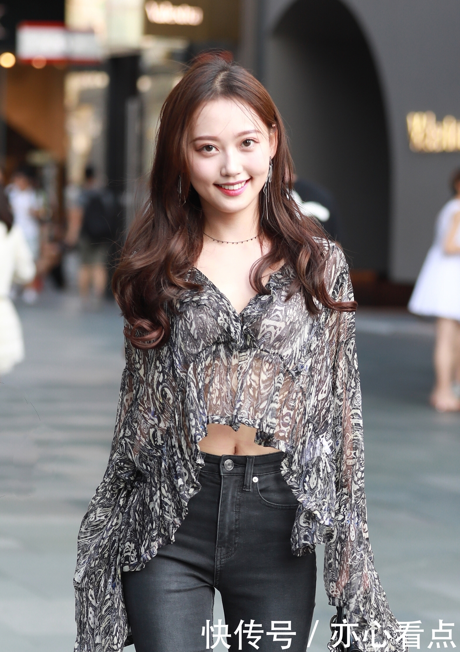 笑容|笑容甜美的小仙女,身穿蕾丝小短衫搭配黑色牛仔裤,美的让人沉醉