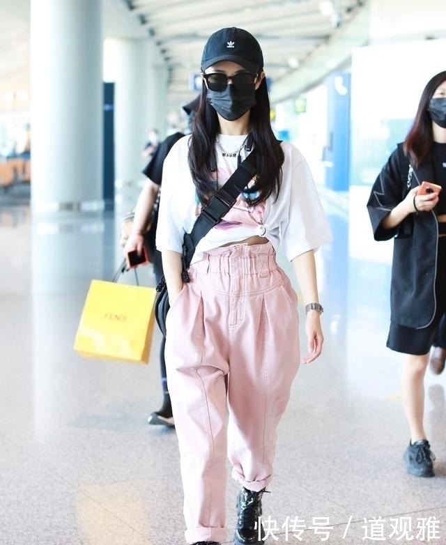 潮感|薇娅不是明星却有潮感,白T恤配粉裤秀身材,甜美清新哪像35岁