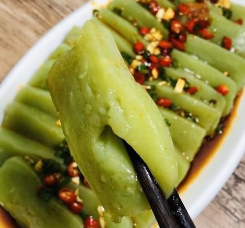 黄瓜的新做法,只需要用筷子搅一搅,拌一拌,比凉皮还好吃