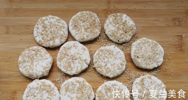 糯米粉最好吃的做法,开水一烫一搅,香甜酥脆,出锅孩子吃美了