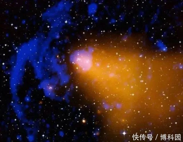 天文学家在星系团中,发现双无线电遗迹,达500万亿倍太阳质量!