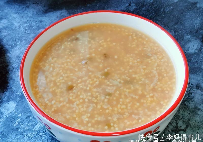  40岁阿姨的一人食早餐，素馅煎包搭配米粥，清淡不腻吃得舒服