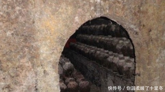 陶罐|男子发现地窑洞有许多陶罐,掀开一看,顿时欣喜若狂