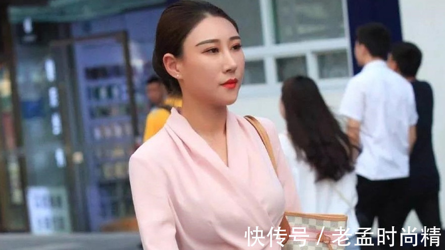 包臀裙|街拍: 穿黑色紧身包臀裙的性感美妇, 眉清目秀身段好颜值高有气质