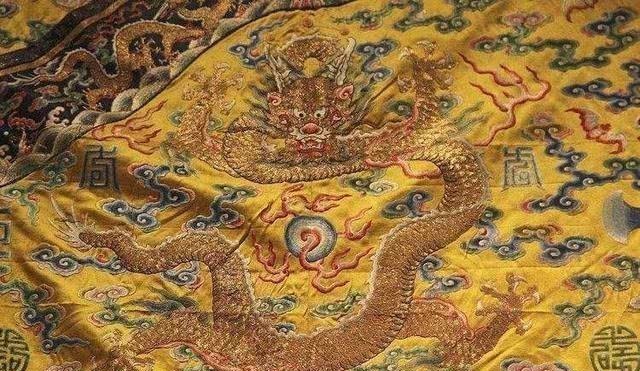 古代皇帝龙袍禁止用水清洗,那时间久脏了怎么办?贫穷限制了我的想象力