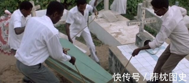 时尚杂志|外国真人秀复刻恐怖片!教你在丧尸吸血鬼杀人狂手下逃生