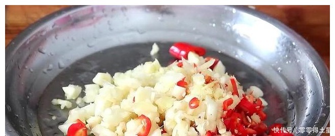 吃肉|芹菜这做法太好吃了,营养又美味,做法简单,比吃肉还香!