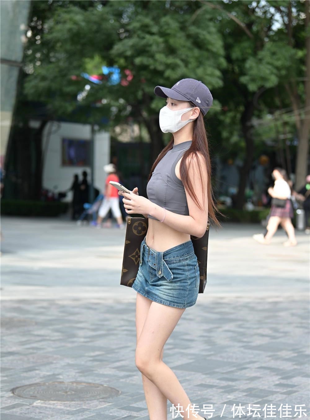 大长腿 夏季选择牛仔短裤,看着会比较独特,搭配都人不多,穿出个性!