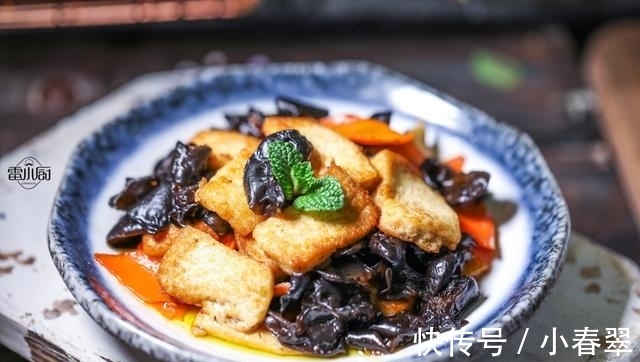 雷小厨|豆腐别再炖着吃了,加这两食材一起炒,喷香下饭,天天吃都不够!