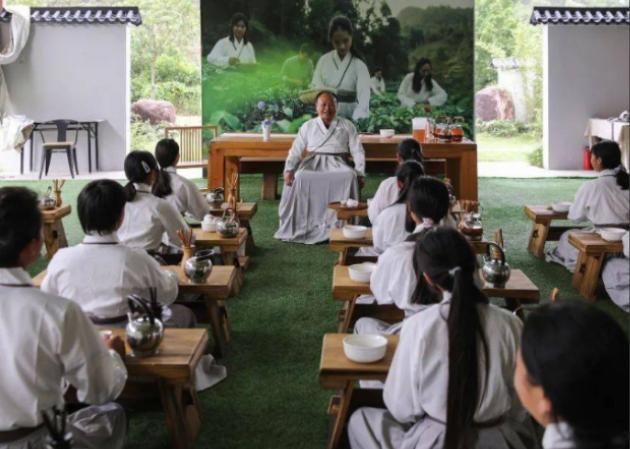 数学老师!各科老师穿“汉服”讲课,语文老师仙气飘飘,历史老师是来搞笑的