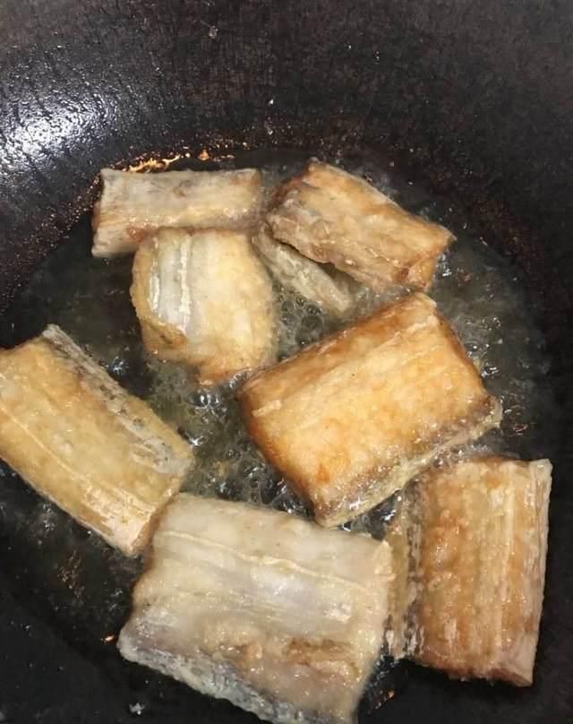 炸带鱼时,应该用面糊还是淀粉多数人没搞明白,难怪不香不酥脆
