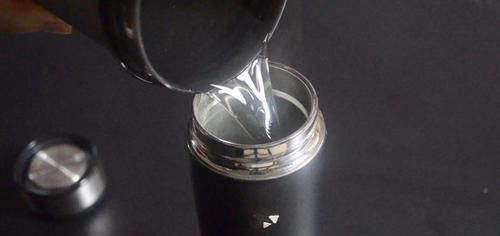 食用碱|保温杯脏了不好洗？教你用一秘招，洗完就和新买的一样干净，很实用