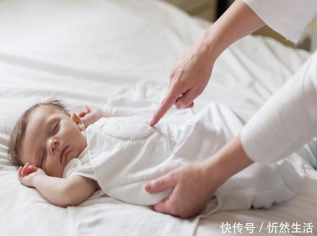 动作|“小点声,等会儿醒了你哄啊”,爸爸的动作,让妈妈笑喷了