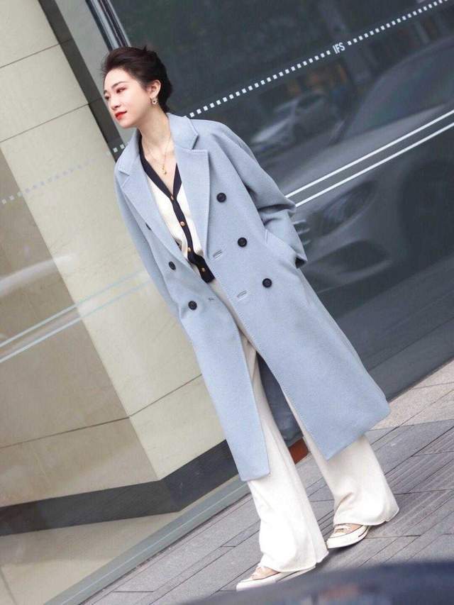 保暖 冬日的寒冬腊月,必备的雾霾蓝大衣,能让你保暖时尚有气质