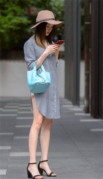 风姿绰约|街拍风姿绰约的白色装美女,身材高挑,彰显十足女性魅力