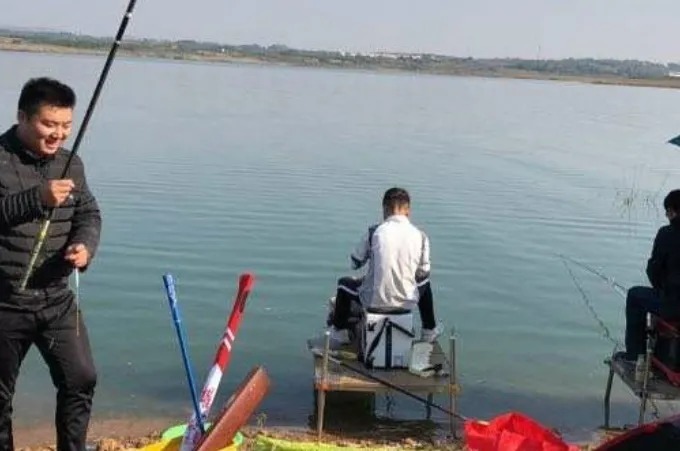 寒冬时，别老是打大窝，这四个字牢记在心，大板鲫钓了一条接一条