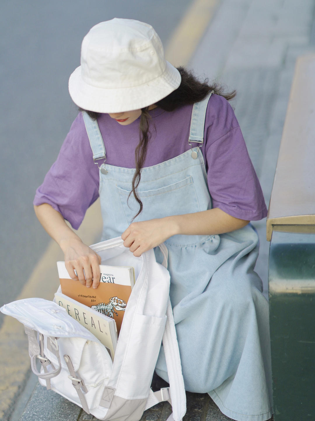 t恤 秋季穿搭指南:背带裙裤不可少,俏皮又元气