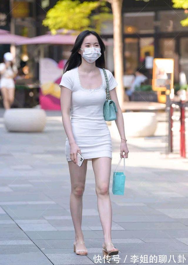 美女|美丽十足的连衣裙穿搭端庄有气质,塑造长腿美女的风范,自在飘逸