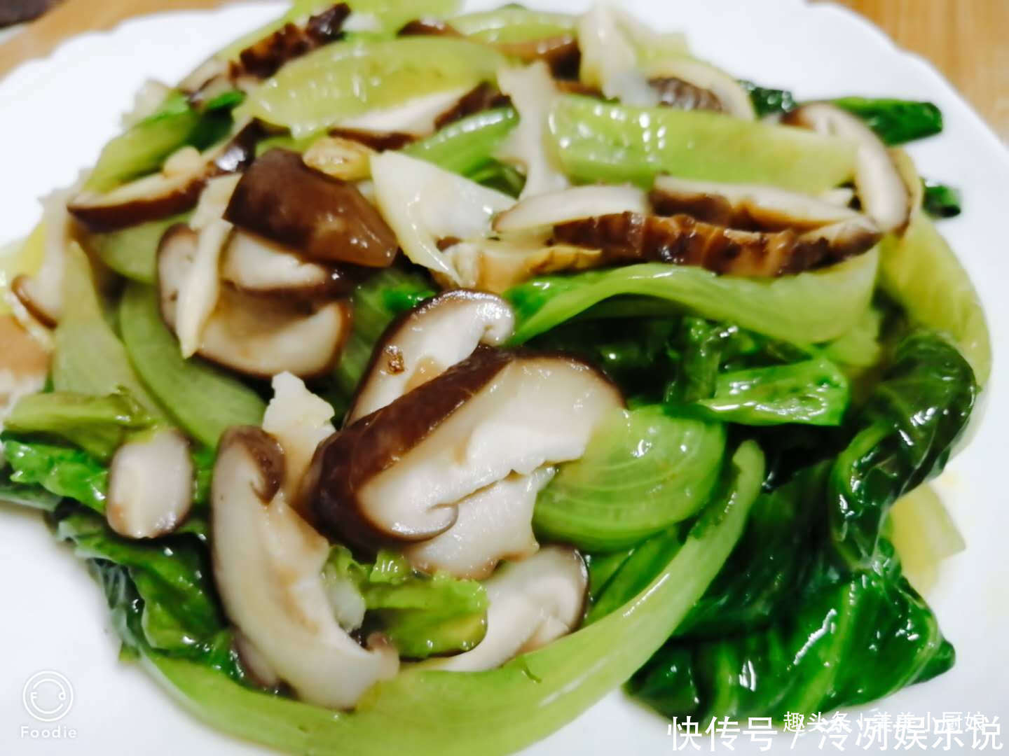 5朵香菇，3两生菜，做出青脆爽口的懒人菜，吃再多都不增肥