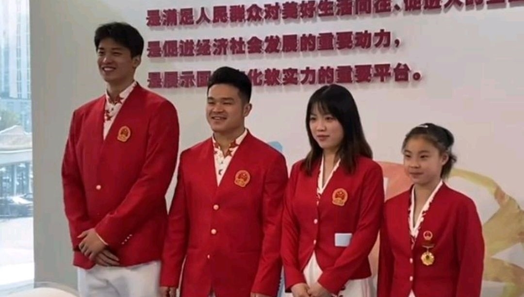 兄妹|汪顺杨倩管晨辰石智勇四人合影太搞笑了,拍出wifi队形