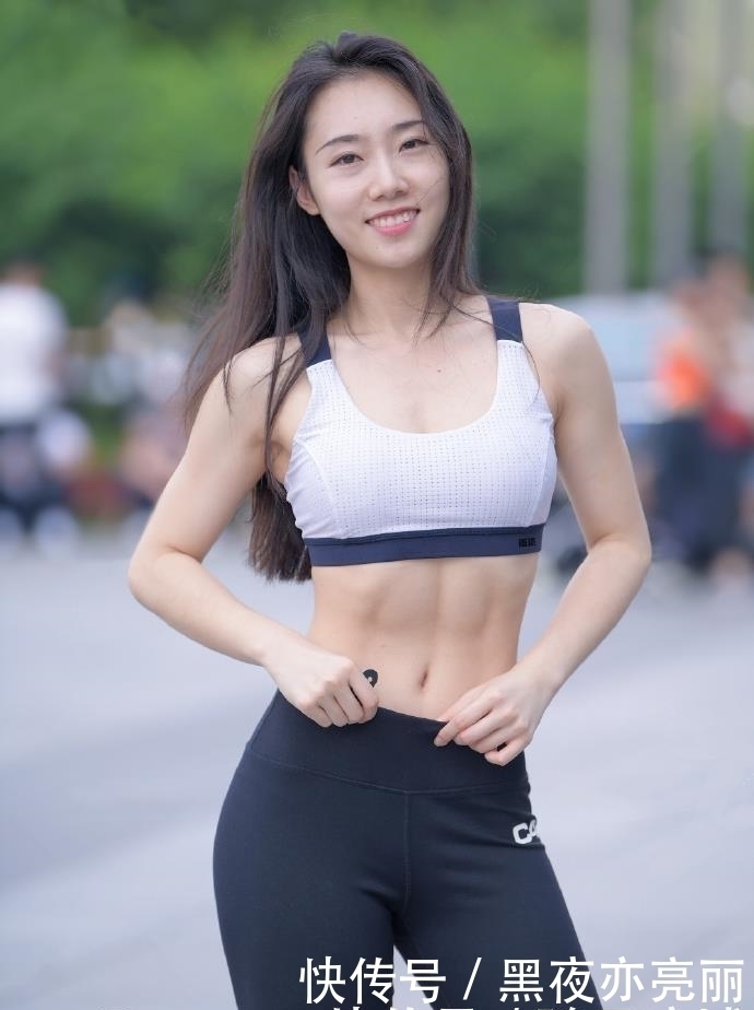 成熟的女人最迷人,小姐姐运动背心彰显性感身材