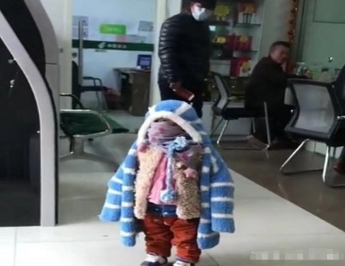 烤肉|爷爷将娃“全副武装”带上街,胖似企鹅,网友:是爷爷觉得你冷