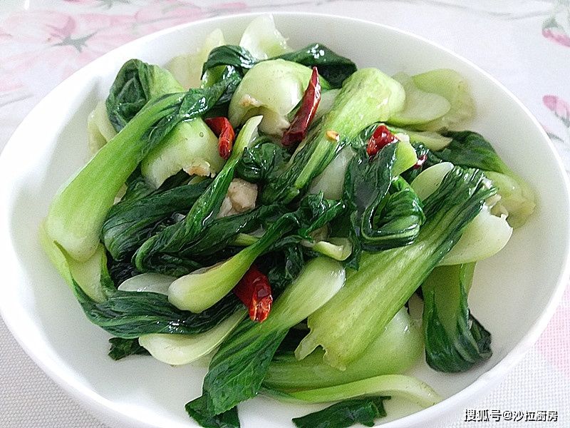 原来炒青菜也有窍门，这么炒色泽翠绿油亮，口感脆爽，简单又营养