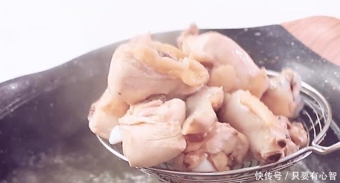 把准备好|板栗焖鸡的好吃做法,鲜香肉嫩,营养美味,孩子爱吃的家常菜