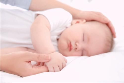 大脑|宝宝太难哄睡?家长不妨多给孩子抚摸3个部位,娃睡得香更聪明