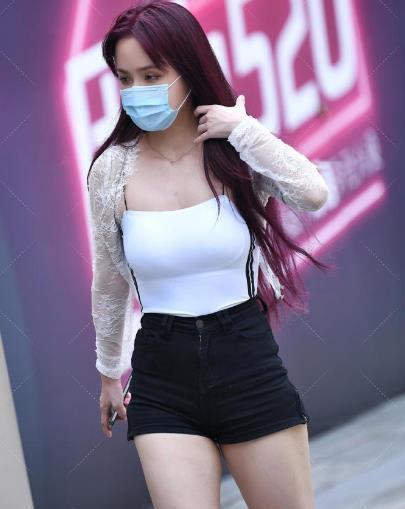 穿搭|紫头发美女穿“吊带”搭黑色短裤,穿出”夏日风“,木质鞋接地气