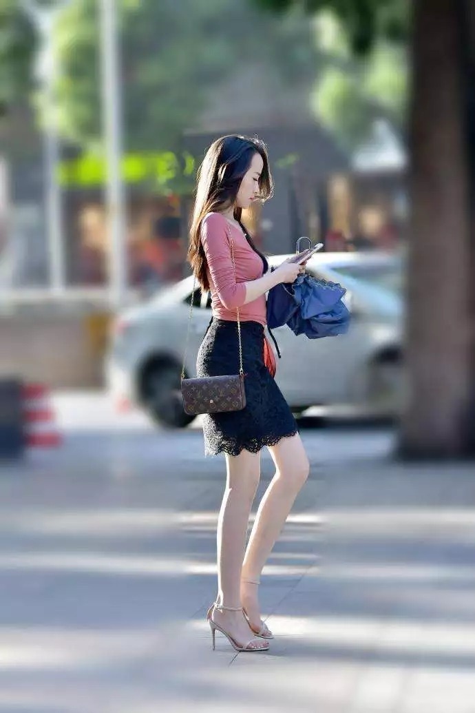 街拍:女生穿搭吊带连衣裙,搭配一双高跟鞋成女神