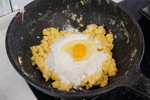 把玉米面倒进煮开的牛奶中，粗粮细作变“奶包”，真是越嚼越香