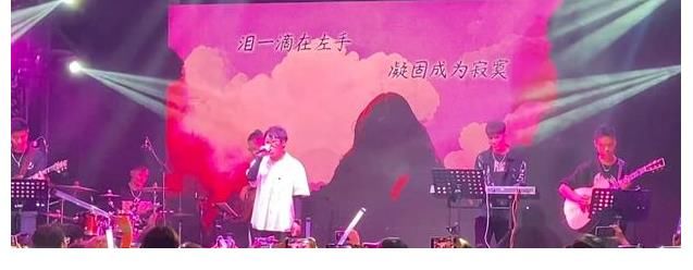 好聲音之后，王靖雯再次參加音樂綜藝，與兩位導(dǎo)師助教同臺(tái)競(jìng)技