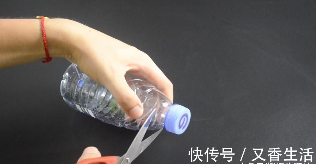 垃圾桶上粘一个塑料瓶, 一年还能帮家里省不少钱, 可惜知道的人不多