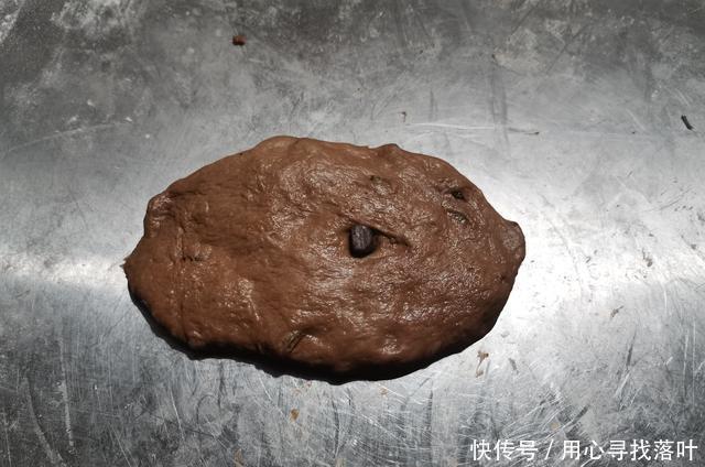  看起来|这是一款看起来很丑却很好吃的面包，双倍浓香可可面包送给你