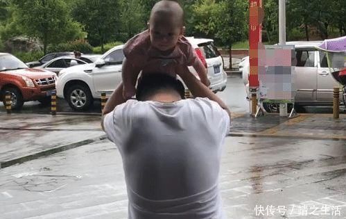 齐爸爸|父子出门遇下雨，宝爸立刻将宝宝举到头顶，网友：全网混最差的娃