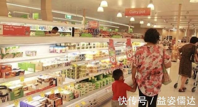 同类型|“不买就不走”,当孩子拿着玩具不放手时,奶奶的做法引路人点赞