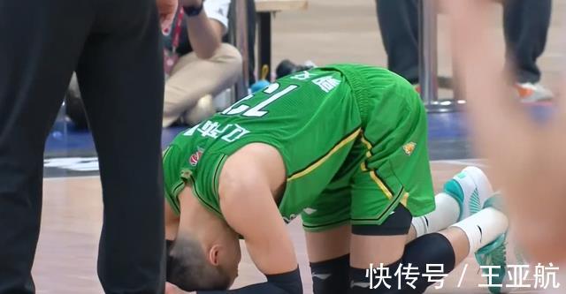 慢镜头|惊魂一幕!郭艾伦被胡明轩垫到脚,双膝跪地,赛后发文报平安