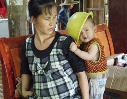 村里人|90后夫妻躲进深山,不懂避孕不愿结扎,12年生10娃,30岁妈妈像40岁