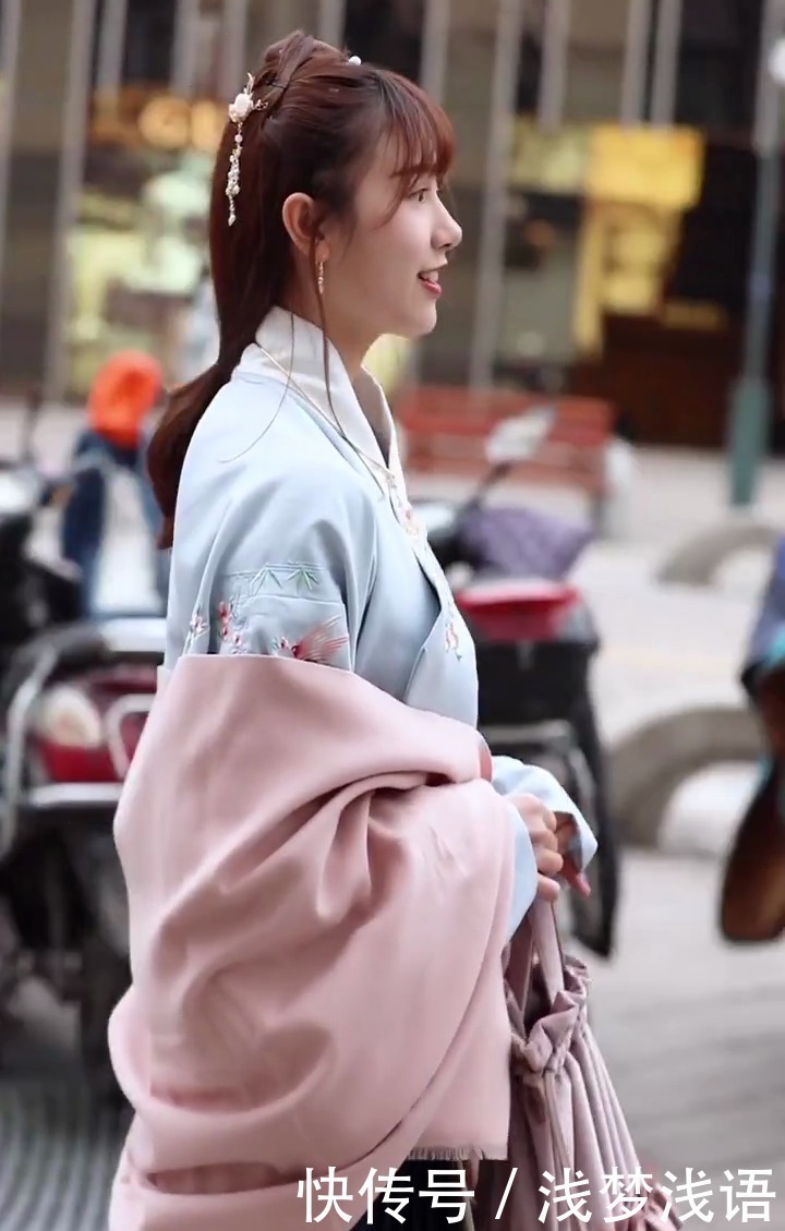 绽放|街拍一身汉服打扮,清纯中带着几分女人味,绽放十足的魅力