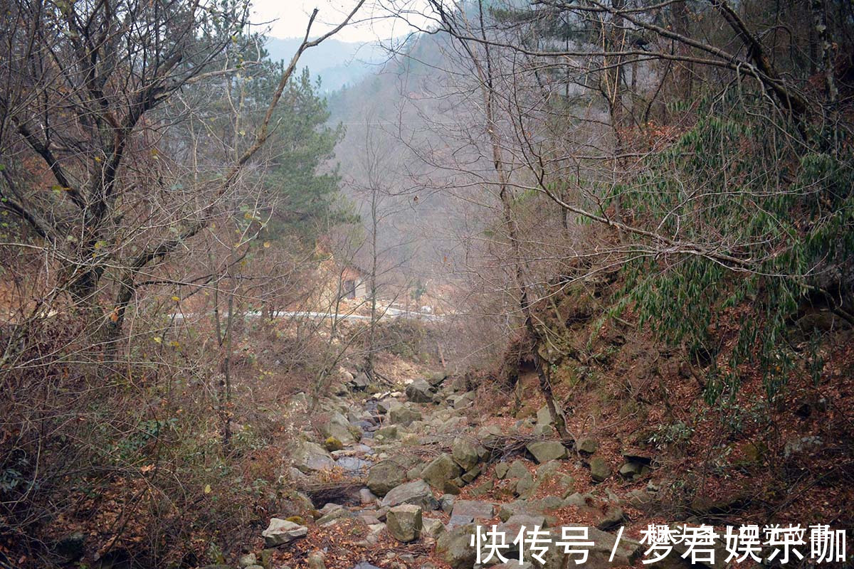 山村68岁大爷行动不便，老伴在家做美食，全给儿媳妇吃