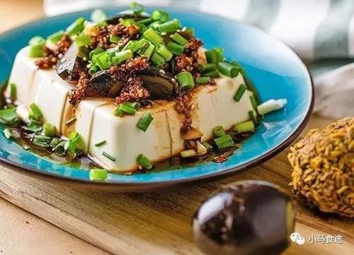 精选虎皮鹌鹑蛋、蒜拌茄子、油炸小鱼、皮蛋豆腐几道川味凉菜做法