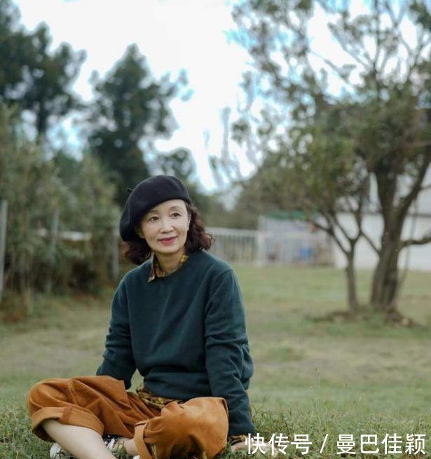 女性|中年女性把小黑裤扔了吧!跟着三木妈妈这样穿,减龄还优雅