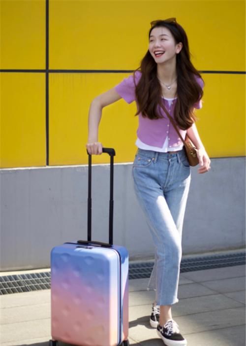 v领|2021年秋天一定要穿一次“针织开衫”,搭配半身裙,时髦更显气质