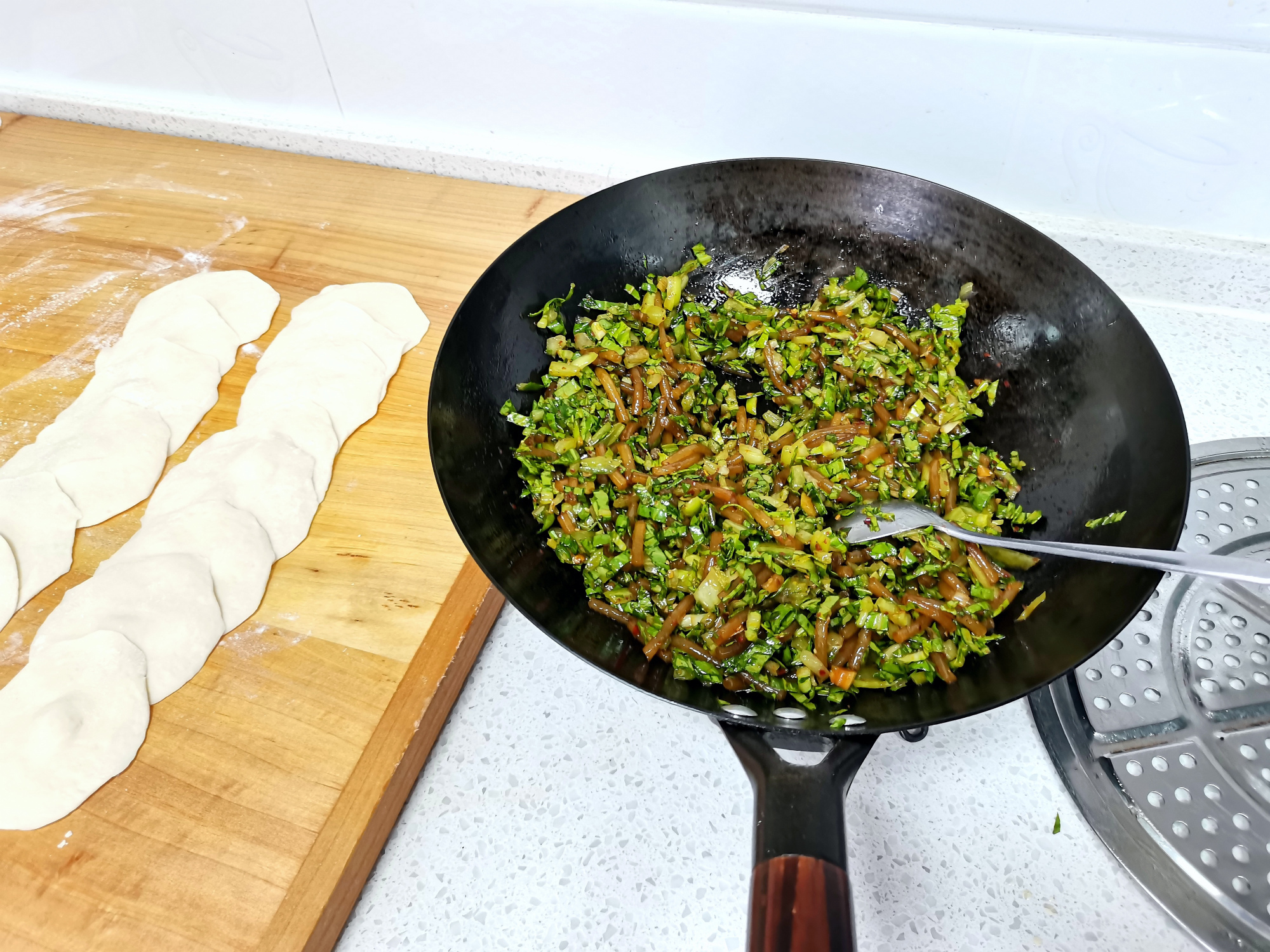 用这绿叶蔬菜包包子,还是第一次吃,味道鲜美,吃一次还想吃