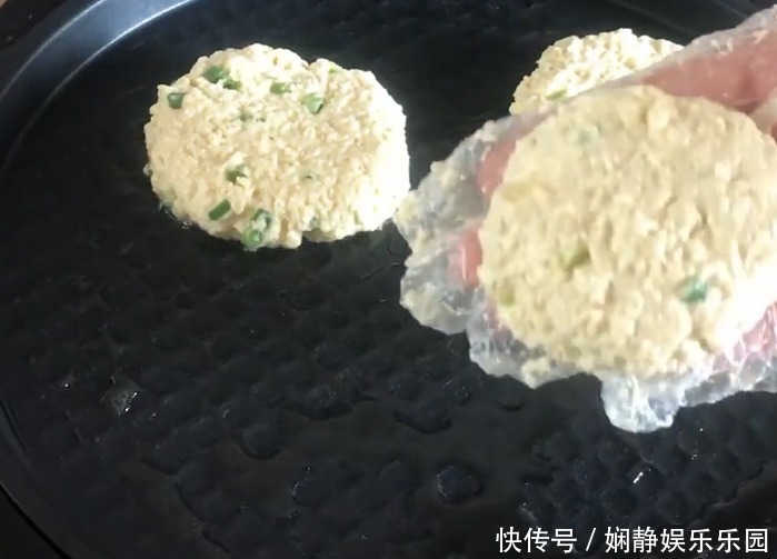  早上|豆腐又出新吃法，做法简单，外酥里嫩，早上花几分钟做一大盘