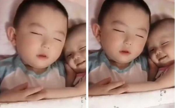 好奇|熟睡的兄妹俩脸上挂着笑意,妈妈好奇的掀开被子,真是暖哭了