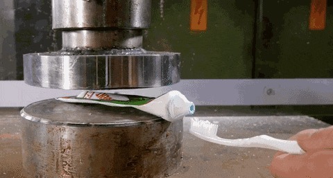 |搞笑GIF：都这时候了还看什么看 赶紧来救我啊，真装不下去了