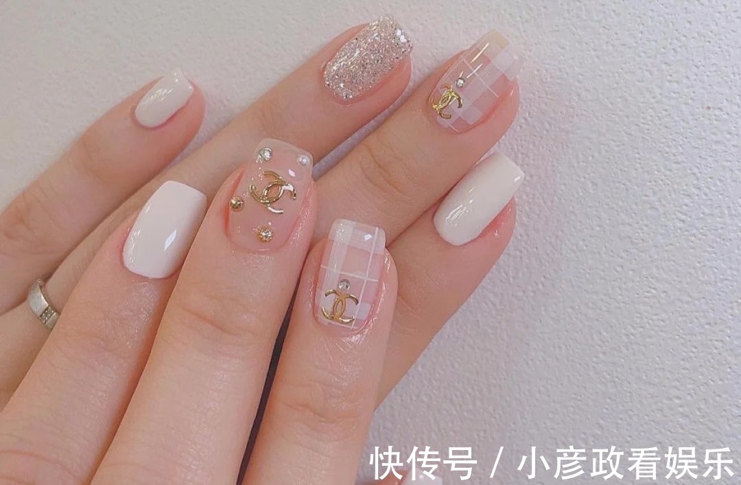 美甲|不会过时的温柔小香风美甲，经典优雅，满满的高级感掩盖不住