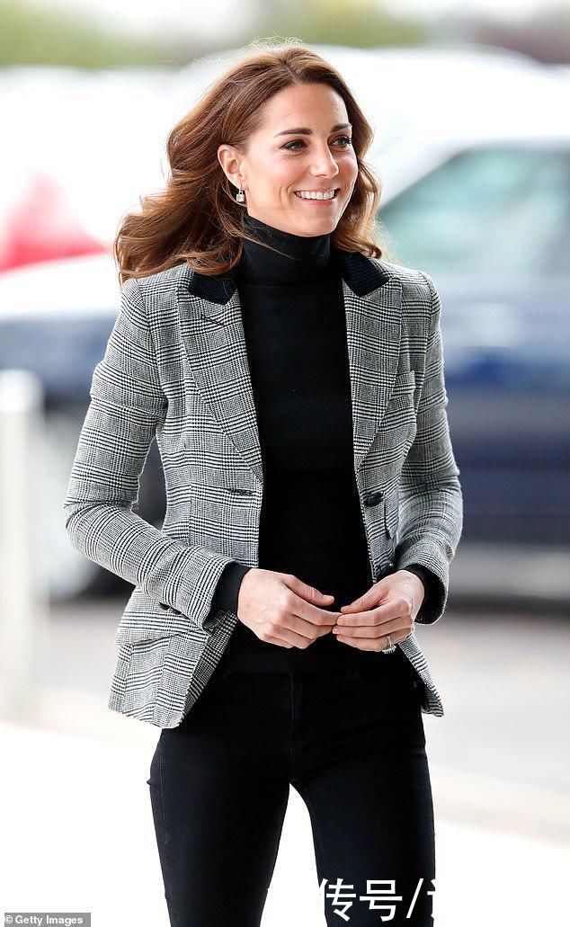 凯特开始新年营业，穿旧衣，面容温柔好看;威廉王子虽脱发也很帅